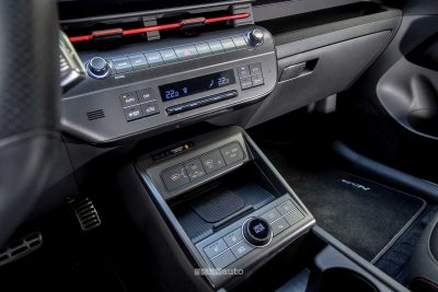 Hyundai Kona Electric N Line comandi clima abitacolo