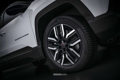 Nuova Jeep Compass 4xe cerchi da 19"