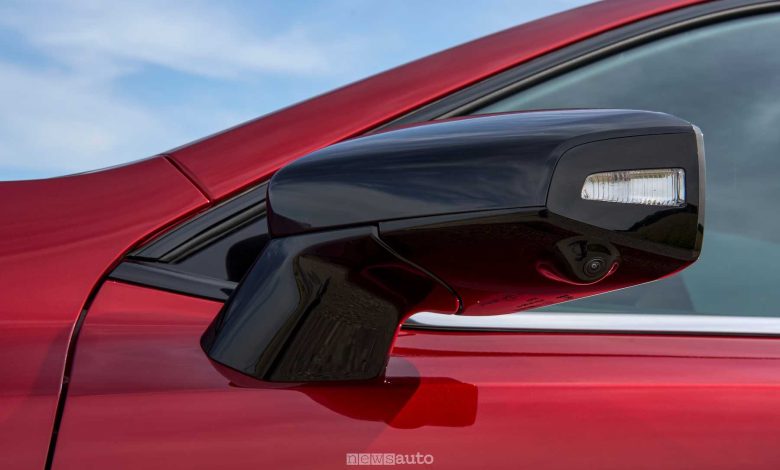 Mazda6e, Soul Red Crystal, telecamera sotto lo specchietto laterale ella MAZDA6e