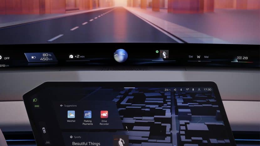 La schermata del sistema iXDrive di BMW con alcune informazioni proiettate alla base del parabrezza dell'auto.
