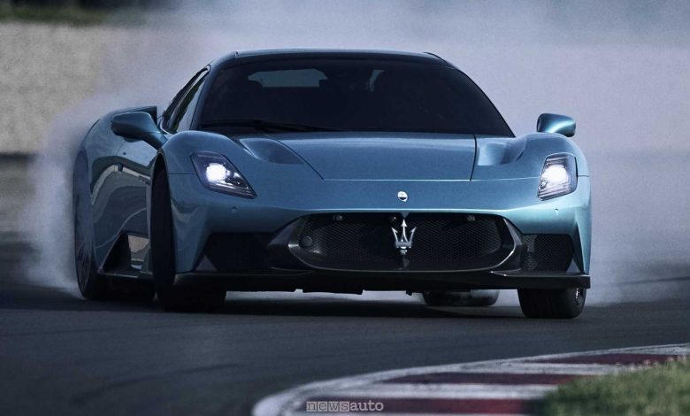 Maserati MCPURA Cielo derapata in pista