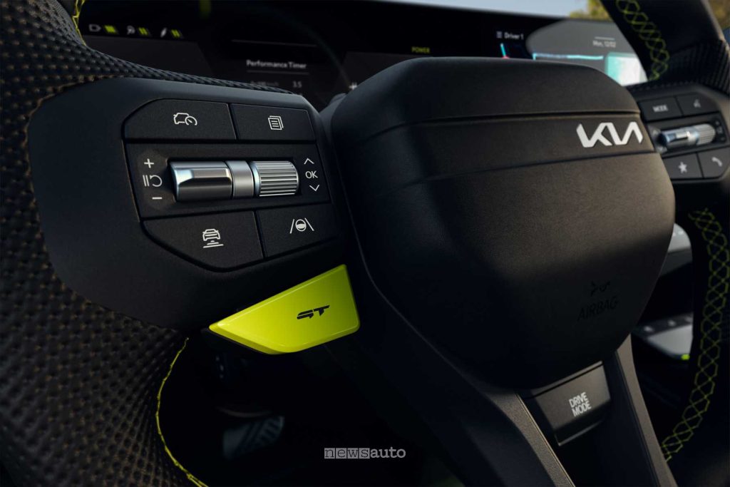 Nuova Kia EV6 GT comandi sul volante