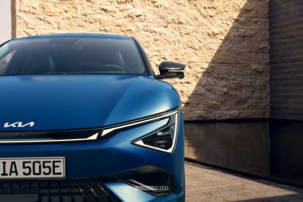 Nuova Kia EV6 GT faro anteriore firma luminosa