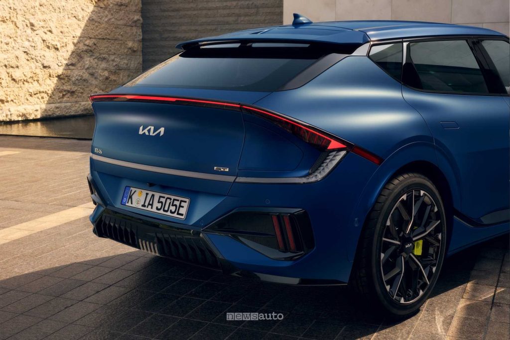 Nuova Kia EV6 GT paraurti e firma luminosa posteriore