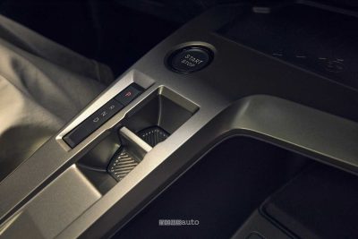 Nuova Peugeot E-308 tasti cambio automatico e accensione
