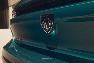 Nuova Peugeot E-308 logo portellone posteriore