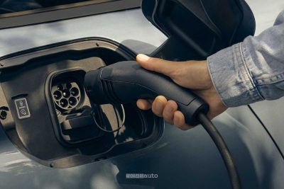Nuova Peugeot E-308 SW vano per la ricarica in AC e DC