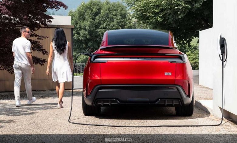 Nuova Tesla Model Y Performance in ricarica