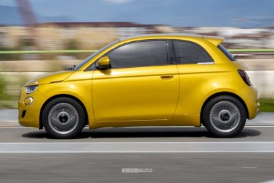 Fiat 500 Hybrid Torino su strada