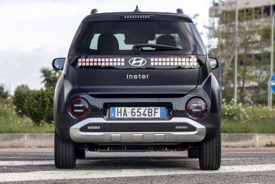 Hyundai Inster posteriore, firma luminosa