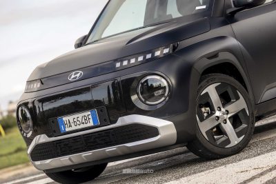 Hyundai Inster paraurti, firma luminosa anteriore