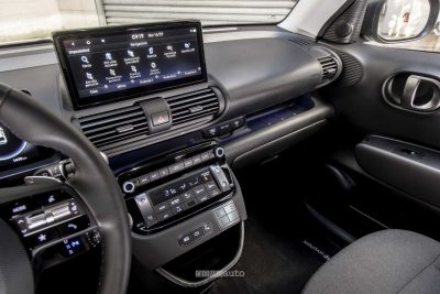 Hyundai Inster display infotainment abitacolo