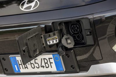 Hyundai Inster vano per la ricarica in AC/DC