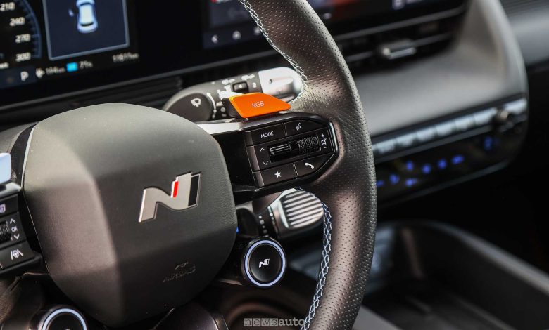 Hyundai Ioniq 5 N comandi al volante