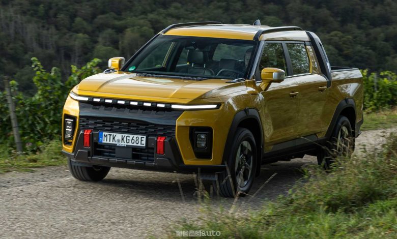KGM Torres EVT pick-up su strada