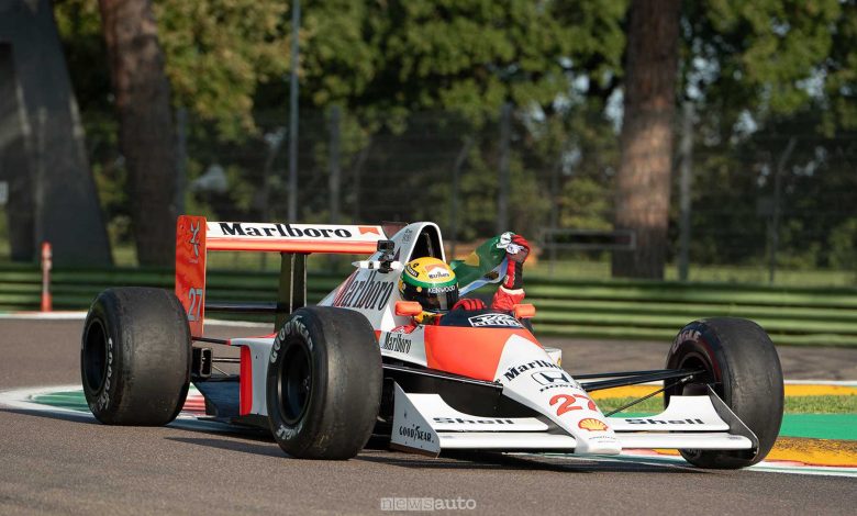 McLaren MP4/5 guidata da Luciano Crespi con tuta e casco originali di Ayrton Senna all’Historic Minardi Day di Imola