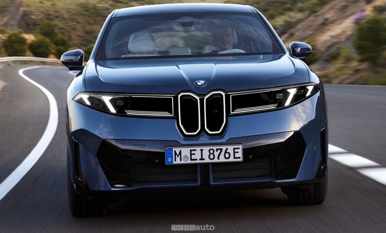 BMW iX3 50 xDrive su strada