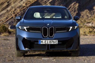 BMW iX3 50 xDrive frontale, firma luminosa