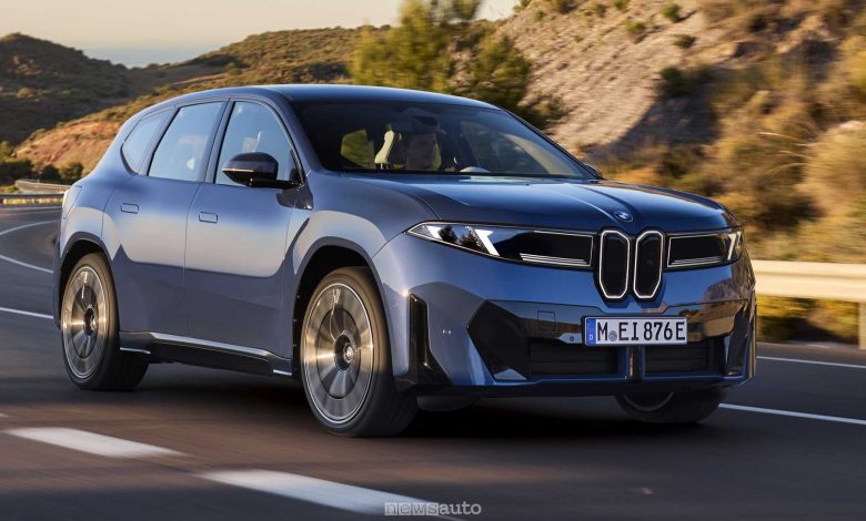 BMW iX3 50 xDrive su strada al Salone di Bruxelles 2026