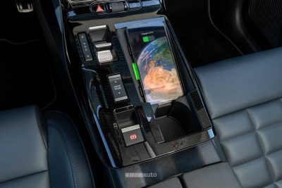 Nuova Citroen C5 Aircross plug-in vano per la ricarica wireless