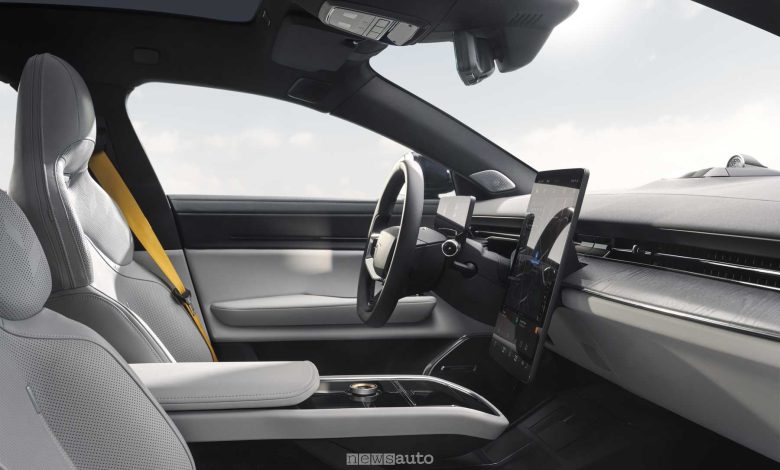 Nuova Polestar 5 abitacolo