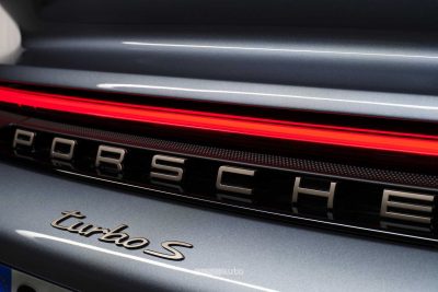 Nuova Porsche 911 Turbo S firma luminosa posteriore