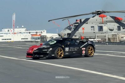 Record Ferrari SF90 Stradale sulla nave Trieste con Fabio Barone