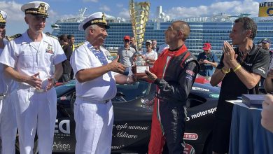 Fabio Barone con il trofeo del record di velocità con la Ferrari SF90 Stradale sulla nave Trieste