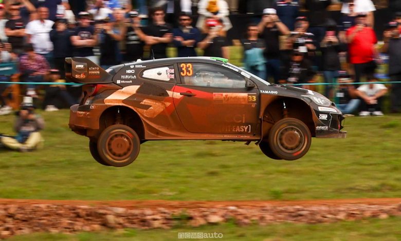 Elfyn Evans (Toyota) è leader della classifica del Mondiale WC 2025 in azione del Rally del Paraguay