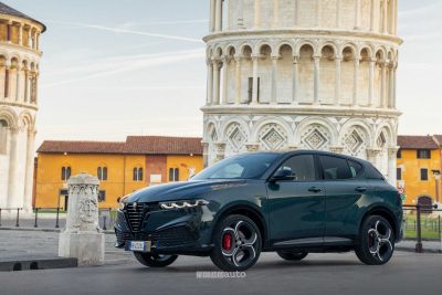 Alfa Romeo Tonale Veloce anteriore 3/4 sulle strade di Pisa