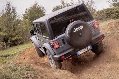 Jeep Wrangler Rubicon test off-road in twist