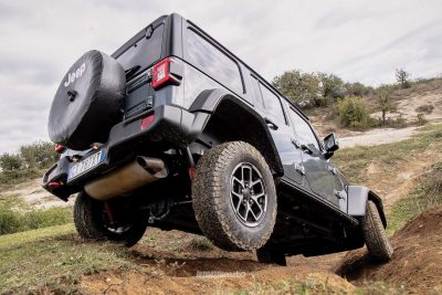 Jeep Wrangler Rubicon test off-road in twist