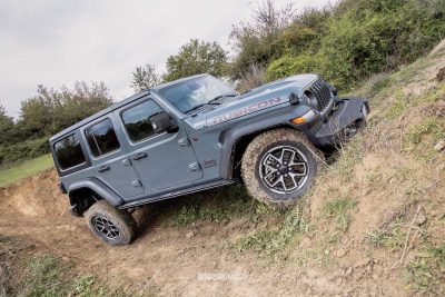 Jeep Wrangler Rubicon test off-road in twist