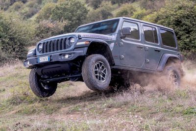 Jeep Wrangler Rubicon salto off-road