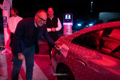Chiusura bocchettone di ricarica per il test autonomia Mercedes CLA sul GRA di Roma