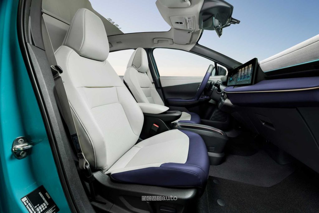 Nuova Nissan Leaf sedili anteriori abitacolo