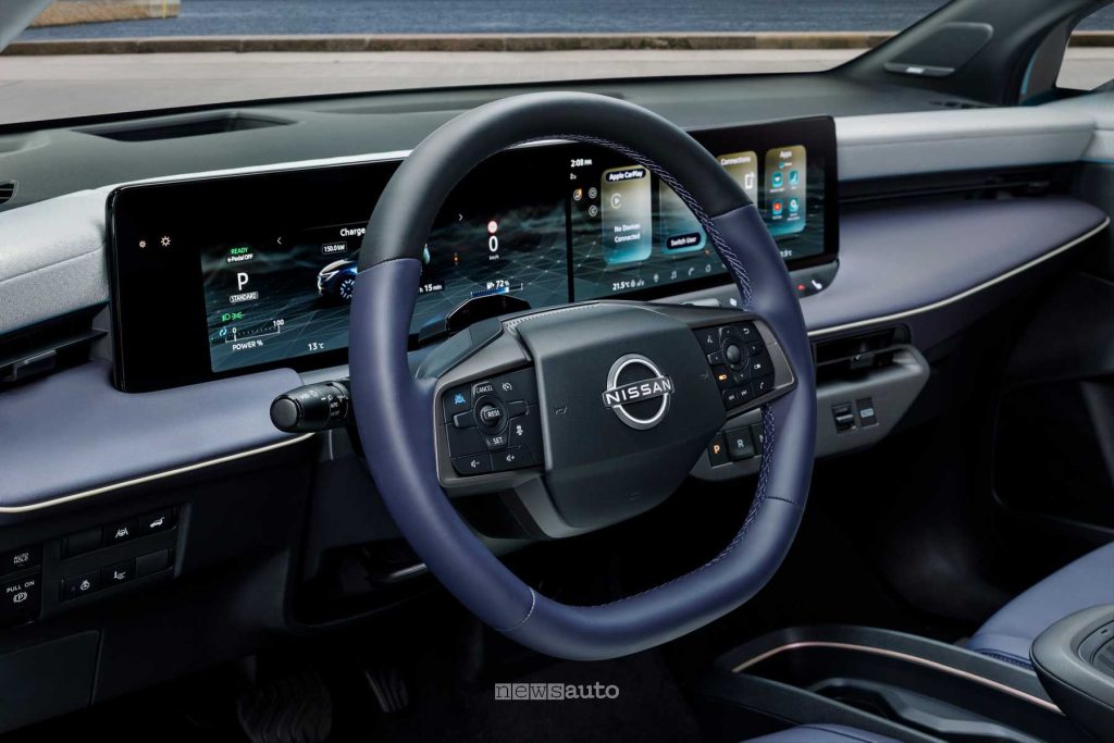 Nuova Nissan Leaf volante abitacolo