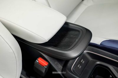 Nuova Nissan Leaf vano ricarica wireless abitacolo