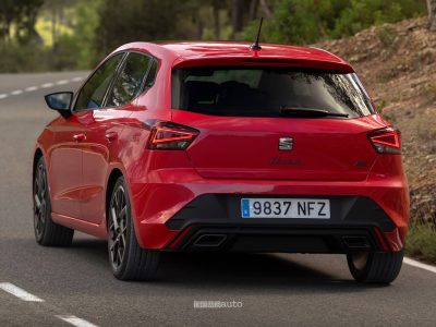 Seat Ibiza 2026 vista posteriore in movimento