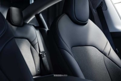 Tesla Model 3 Standard sedili anteriori