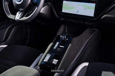 Alfa Romeo Junior Milano Cortina 2026 comandi cambio automatico