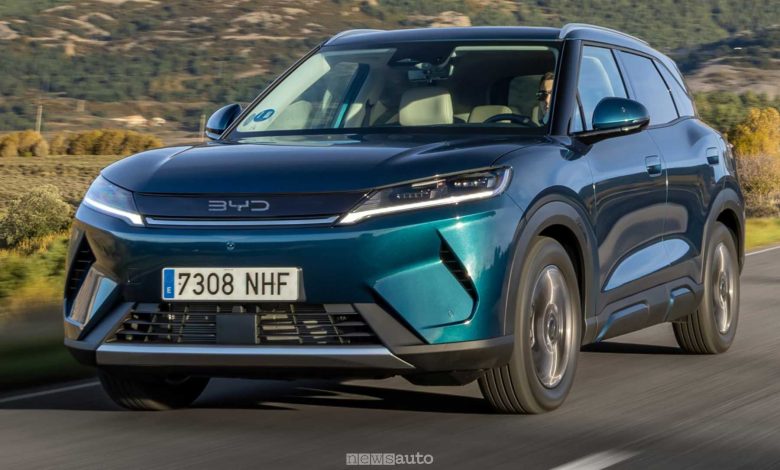 BYD Atto 2 DM-i su strada