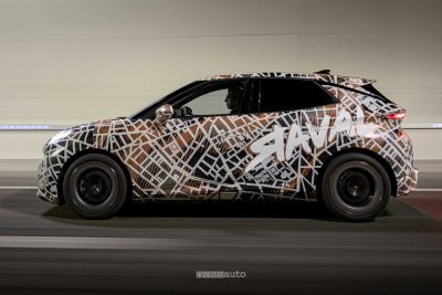 Cupra Raval camuffata pre-serie su strada