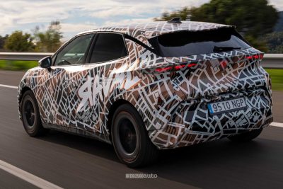 Cupra Raval camuffata pre-serie su strada