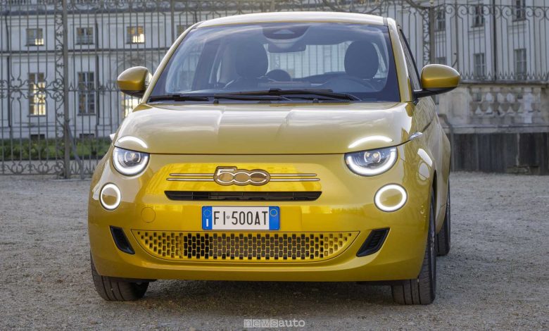 Nuova Fiat 500 Hybrid Torino firma luminosa