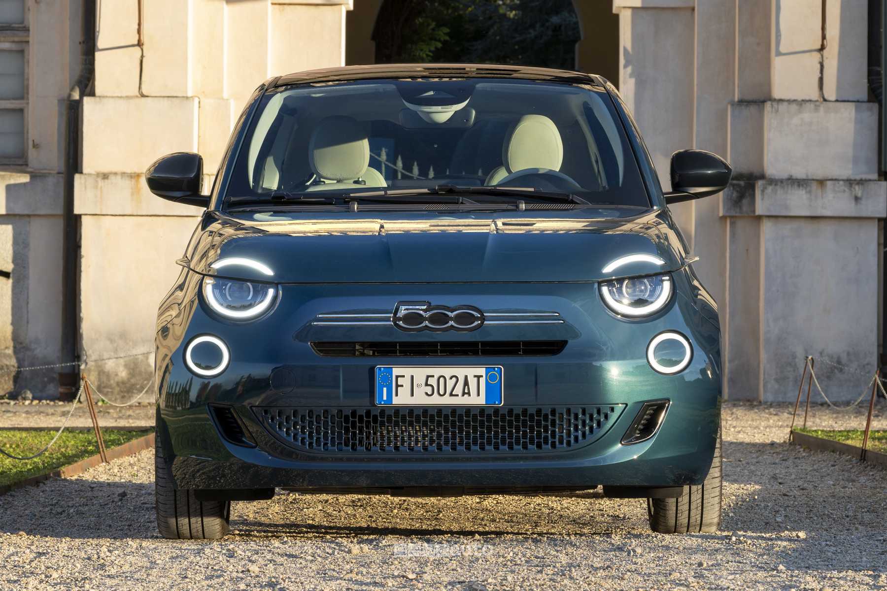 Nuova Fiat 500 Hybrid La Prima frontale, firma luminosa