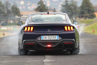 Ford Mustang Dark Horse in drifting