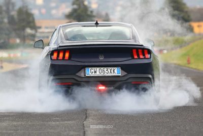 Ford Mustang Dark Horse in drifting