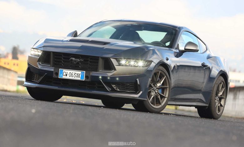 Ford Mustang Dark Horse anteriore 3/4