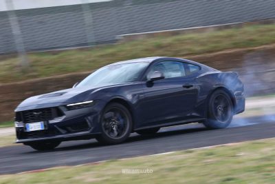Ford Mustang Dark Horse in drifting